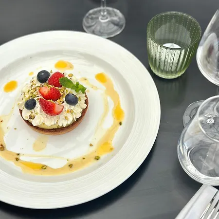 Western Restaurant Ile De France Hotel 4*