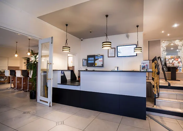 Hotel Western Ile De France 4*